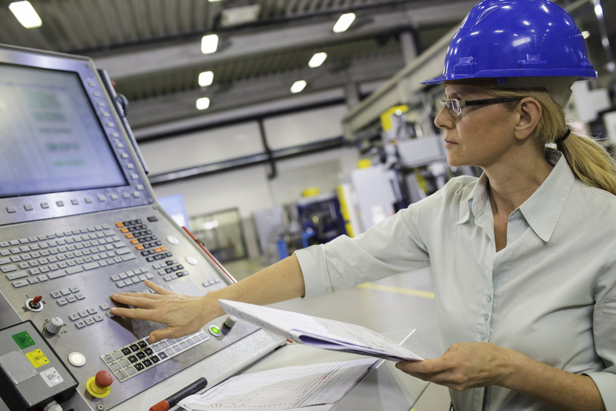 femme ingenieure qui programme une machine